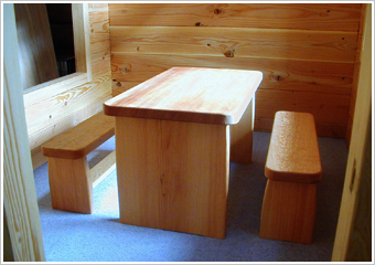 「二階建て組み立て式の子供の家」テーブルとベンチ（2個）