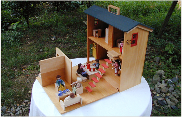 「木製ボックス型のドールハウス」