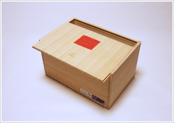 「三段飾の木箱」
